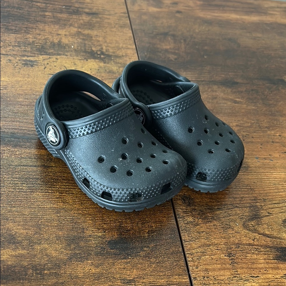 CROCS Black Classic Design